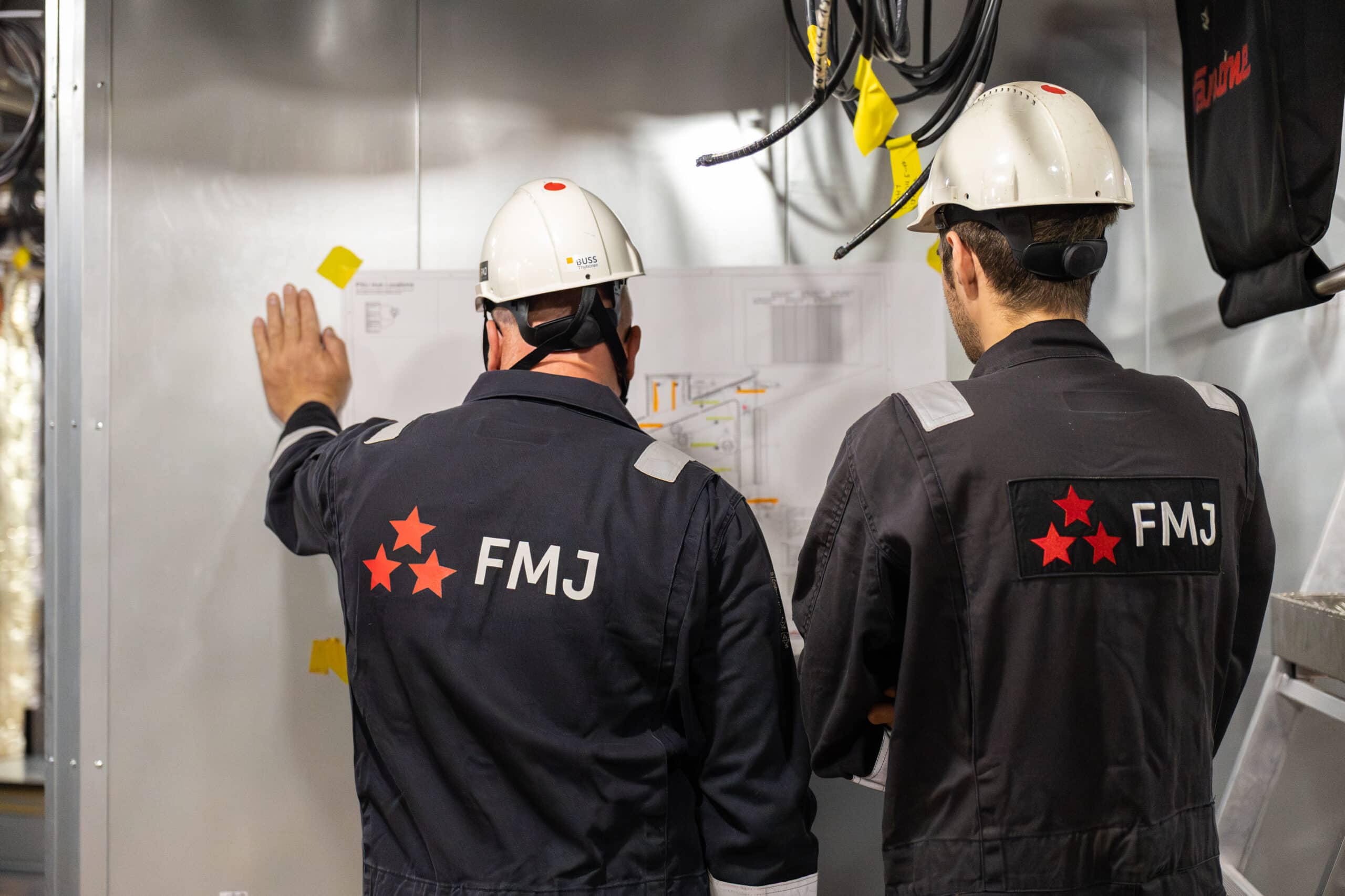 Voorman elektrotechniek als operationele leidinggevende die verantwoordelijk is voor de dagelijkse leiding op bouwplaatsen, zoals wegen, riolen en bruggen