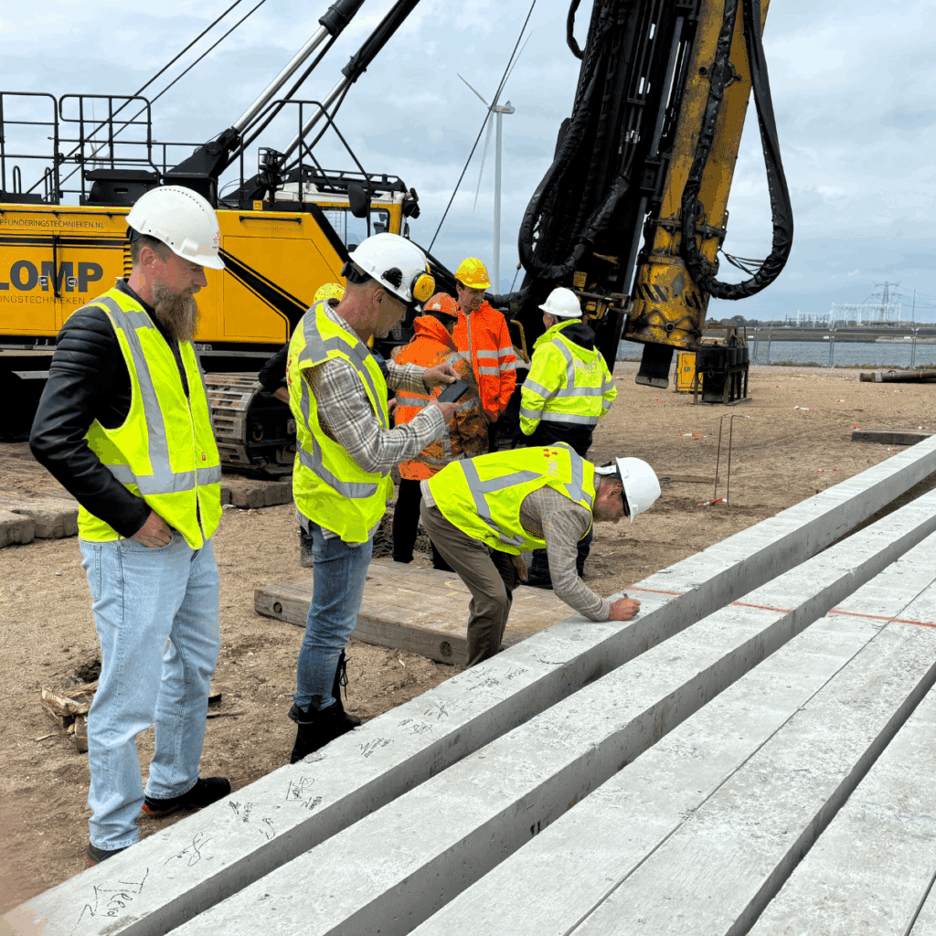 Eerste paal ondertekend van Xycle’s innovatieve recyclingfabriek in Europoort Rotterdam. Met Frank Notenboom, Jaap Reedijk, Marlon Reedijk en Walter Verdonk