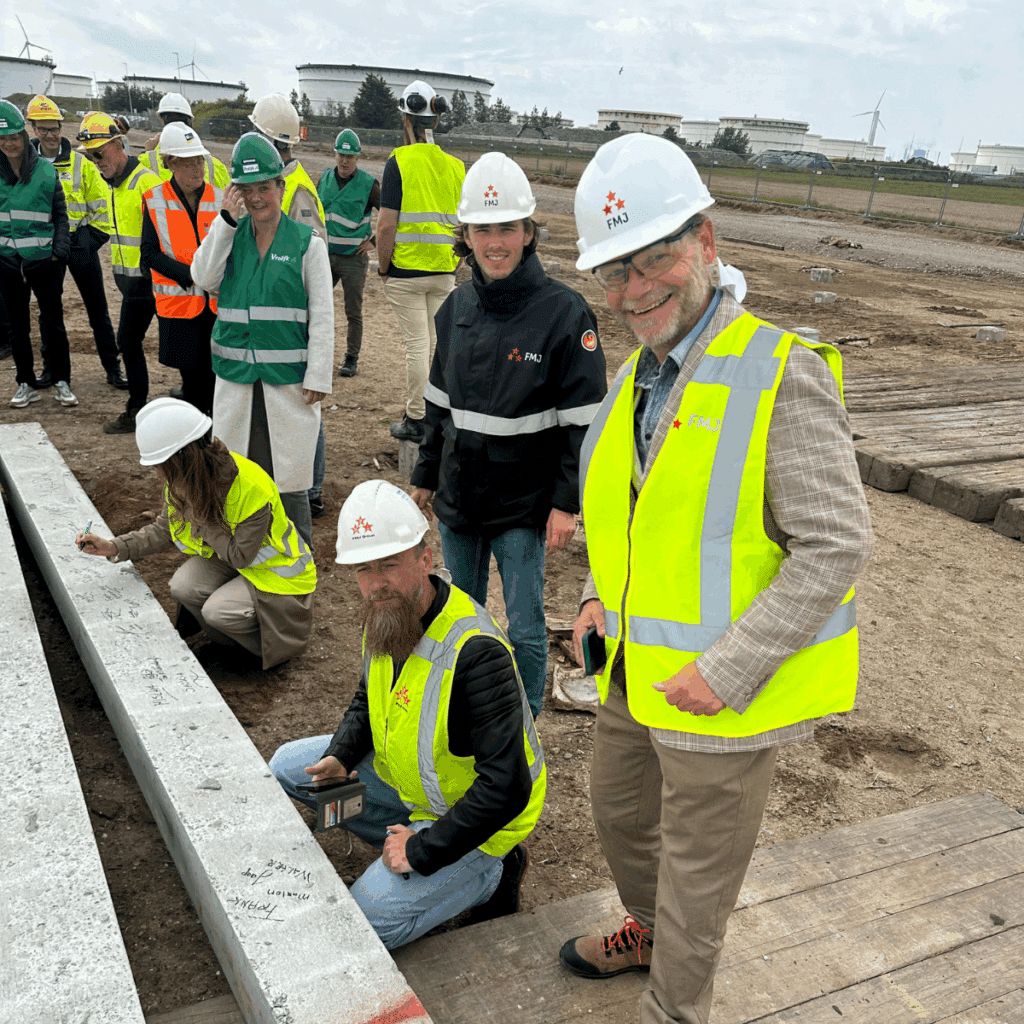 Eerste paal ondertekend van Xycle’s innovatieve recyclingfabriek in Europoort Rotterdam. Met Frank Notenboom, Jaap Reedijk, Marlon Reedijk en Walter Verdonk
