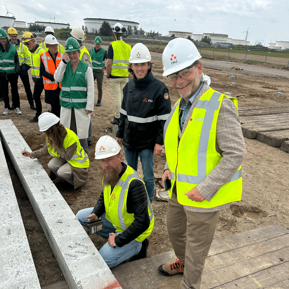 Eerste paal ondertekend van Xycle’s innovatieve recyclingfabriek in Europoort Rotterdam. Met Frank Notenboom, Jaap Reedijk, Marlon Reedijk en Walter Verdonk