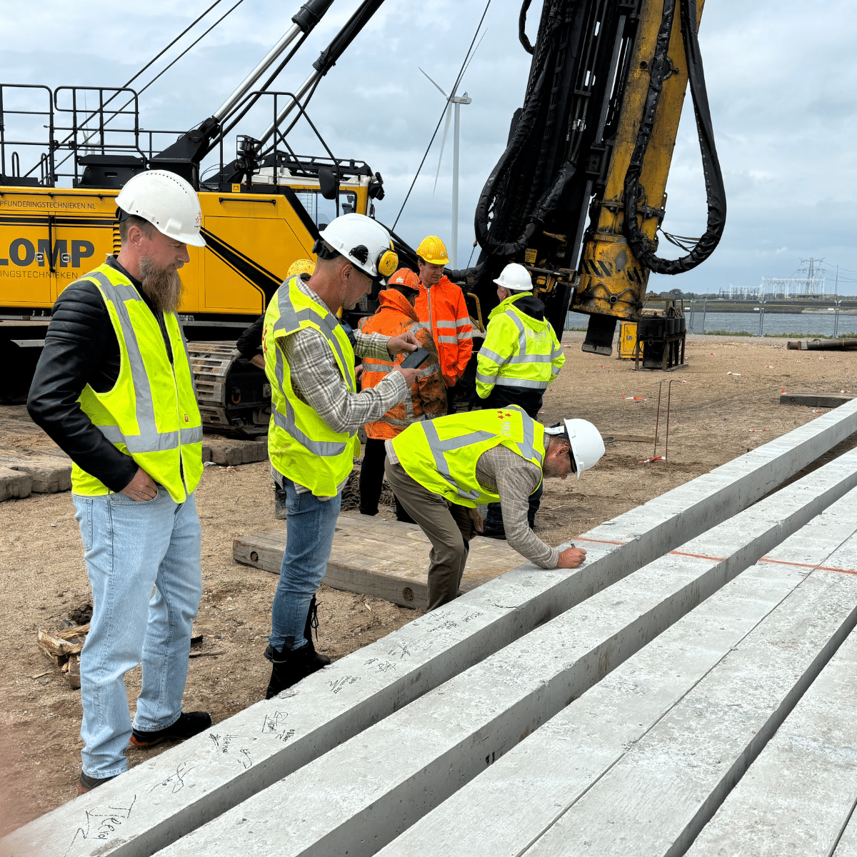 Eerste paal ondertekend van Xycle’s innovatieve recyclingfabriek in Europoort Rotterdam. Met Frank Notenboom, Jaap Reedijk, Marlon Reedijk en Walter Verdonk