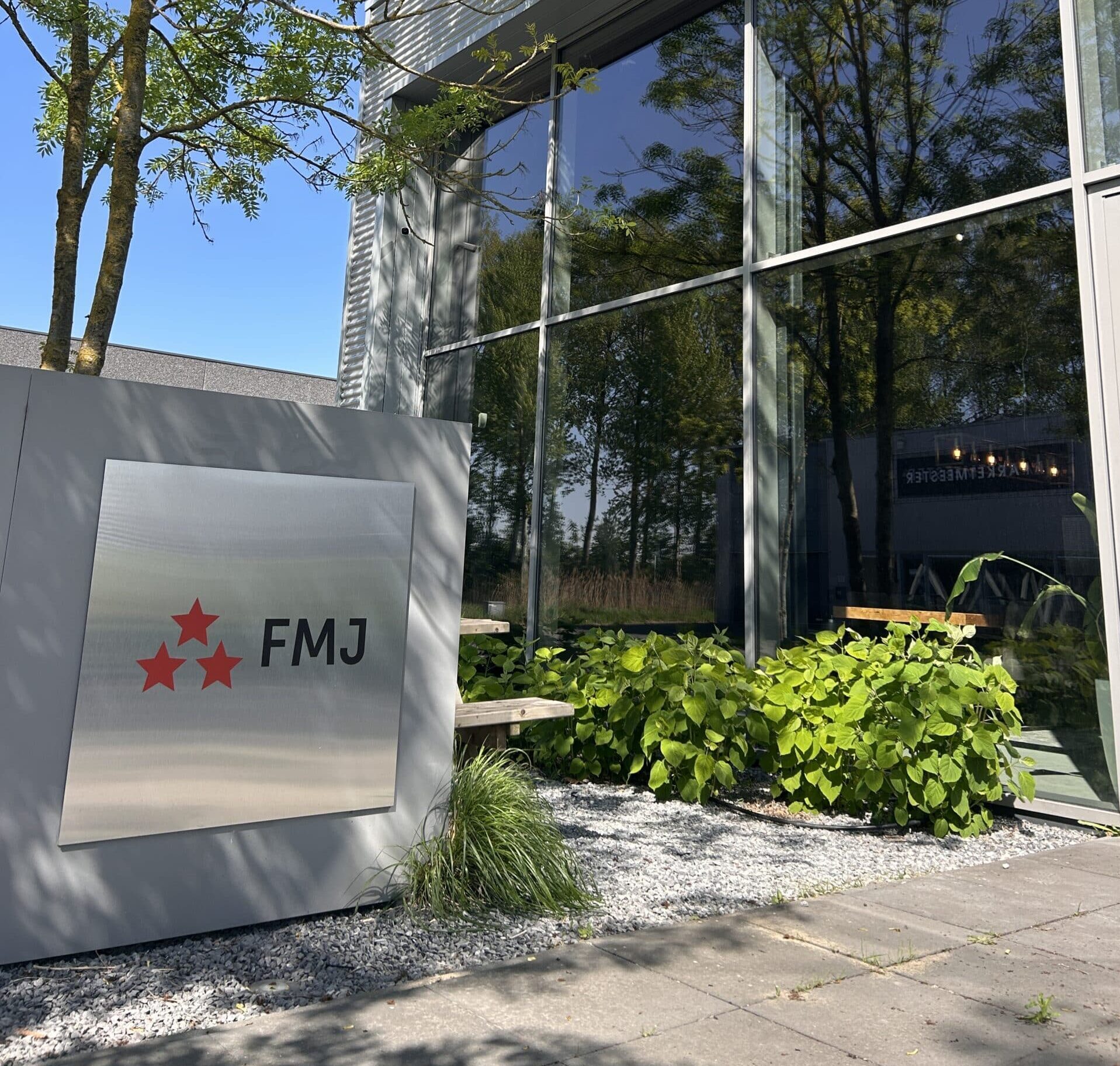 aankomend vestigingsmanager coördineert projecten en team op kantoor bij FMJ Group in Nederland