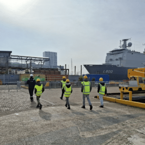 Studenten tijdens doe-dag op de werf van Damen Shiprepair Amsterdam
